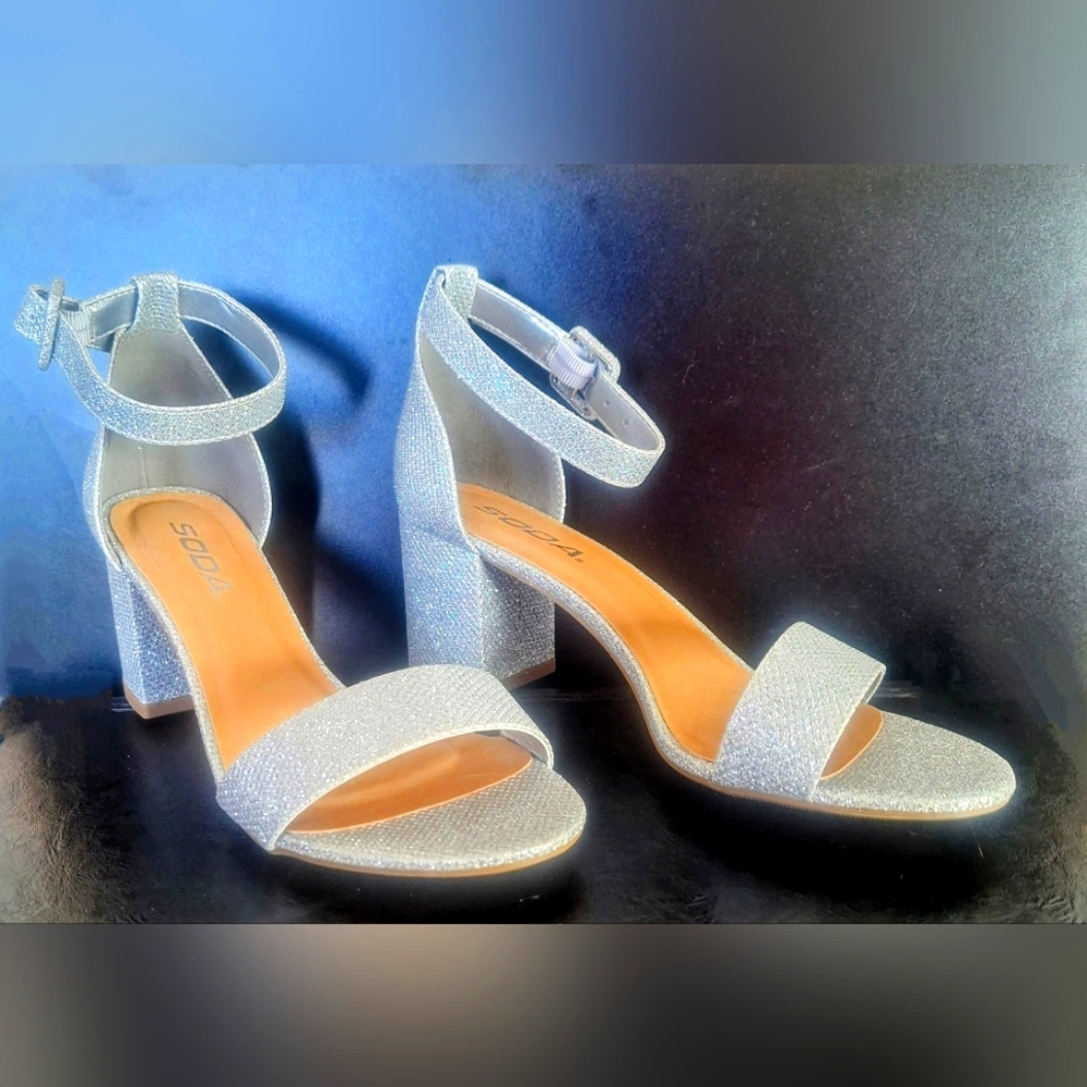 Soda Crete Fab Rhinestone Style Open Toe Ankle Strap Block Heels Size 6.5 - NEW